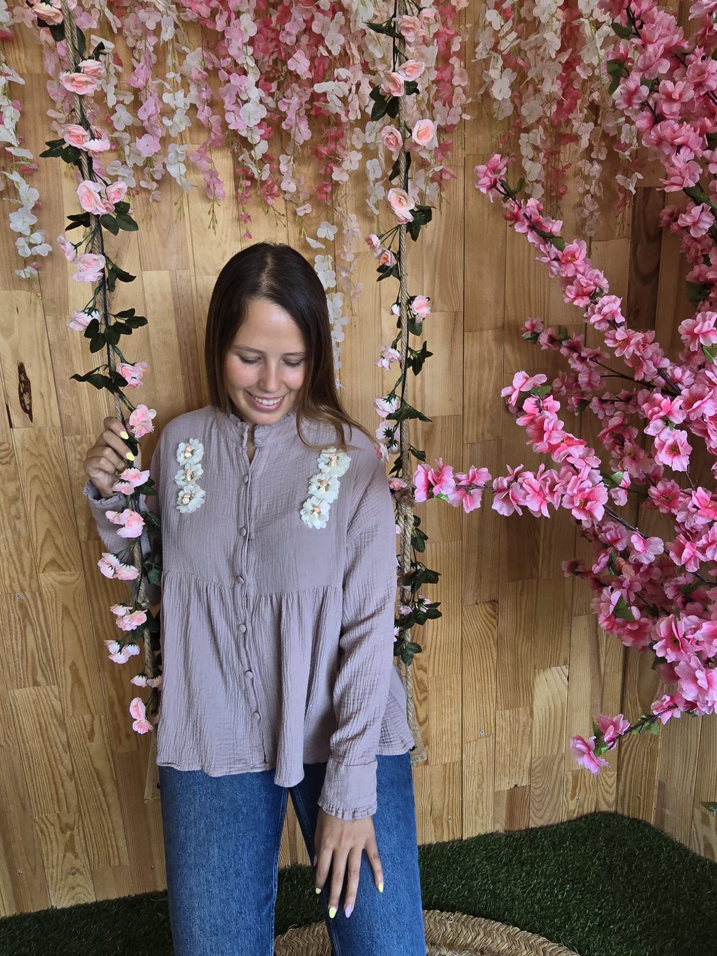 Camisa gaze creme com flores