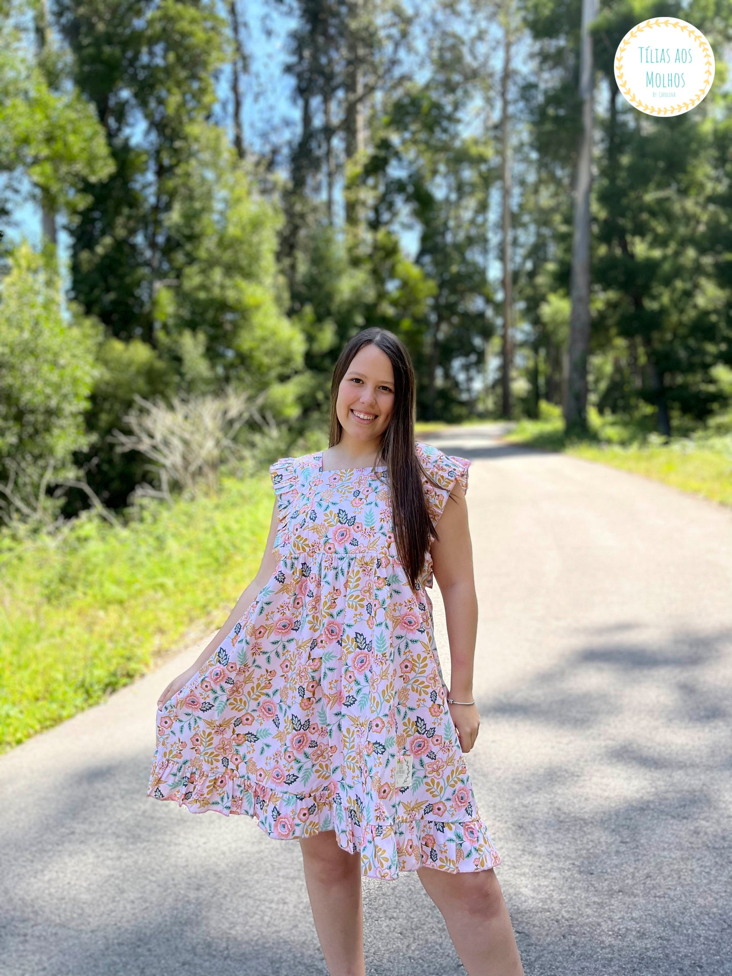 Vestido curto rosa com flores