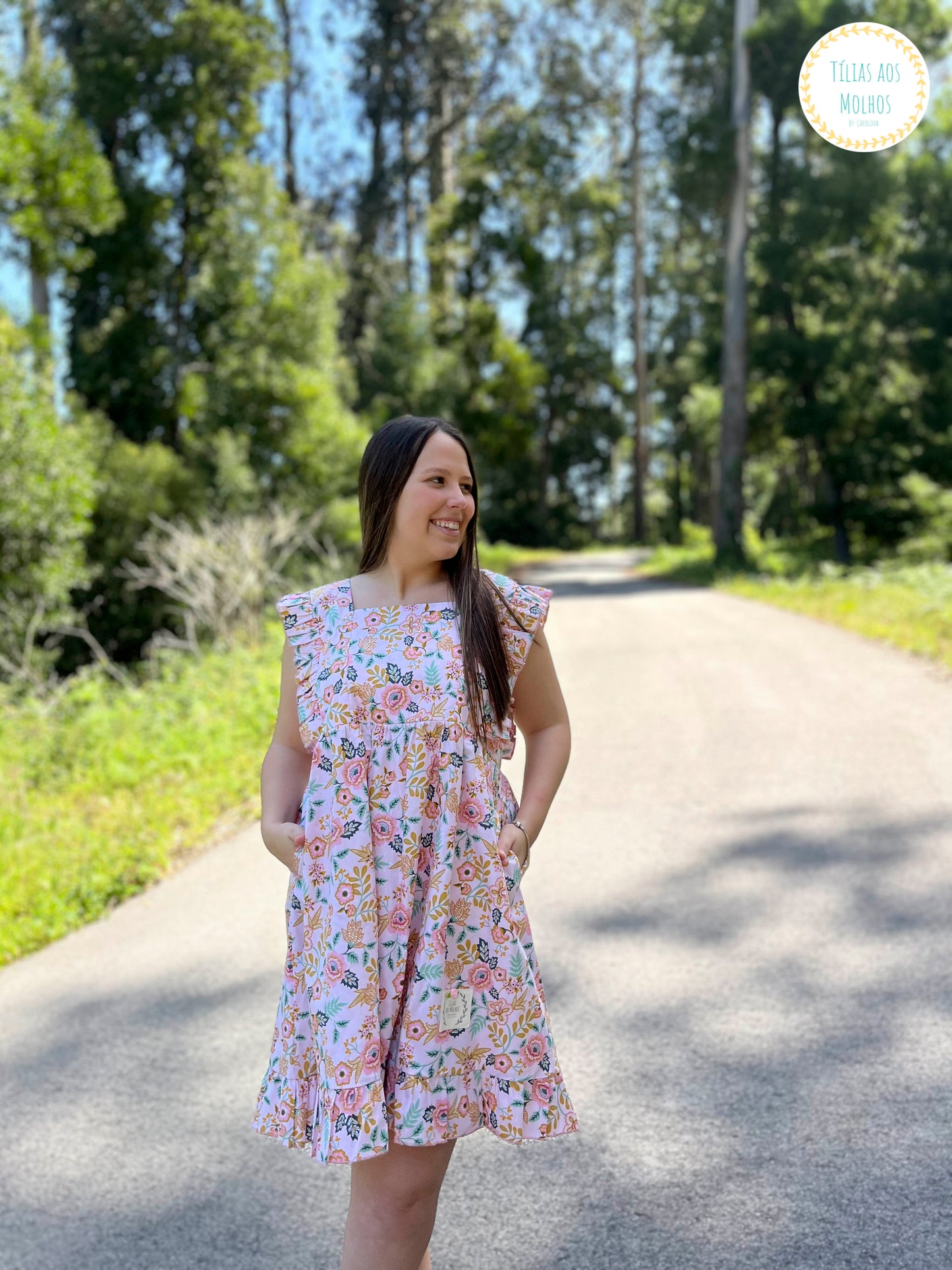 Vestido curto rosa com flores